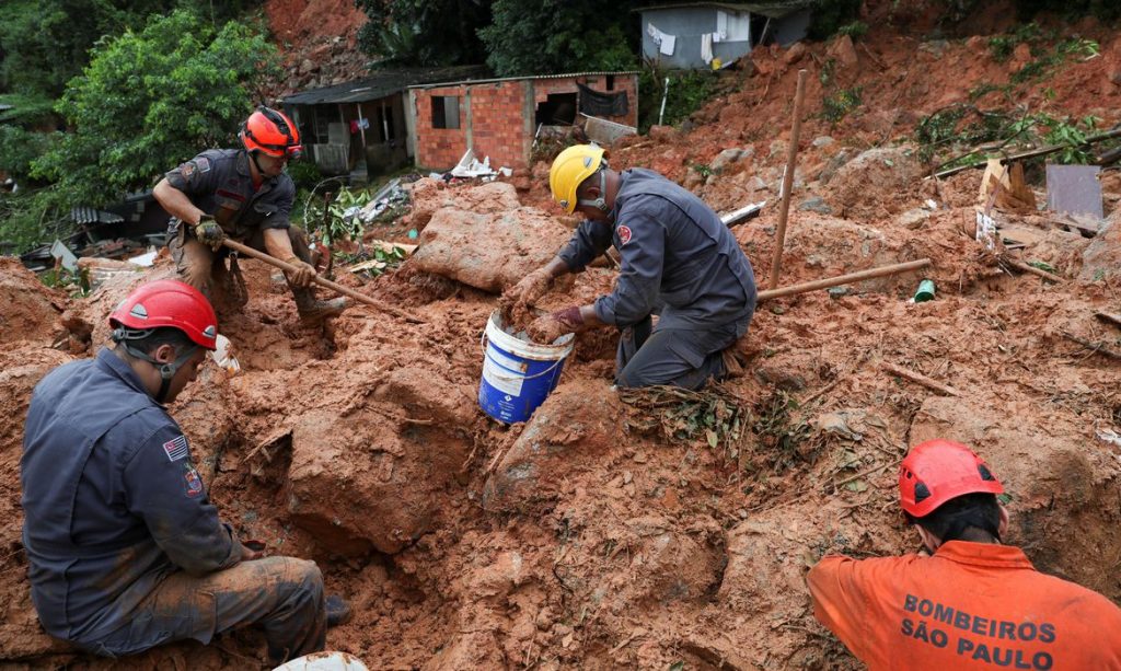 Corpo de bombeiro que estava desaparecido é encontrado em morro do Guarujá