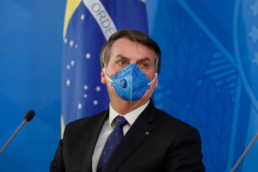 Bolsonaro nega interferência em investigações e manda jornalistas 'calarem a boca'