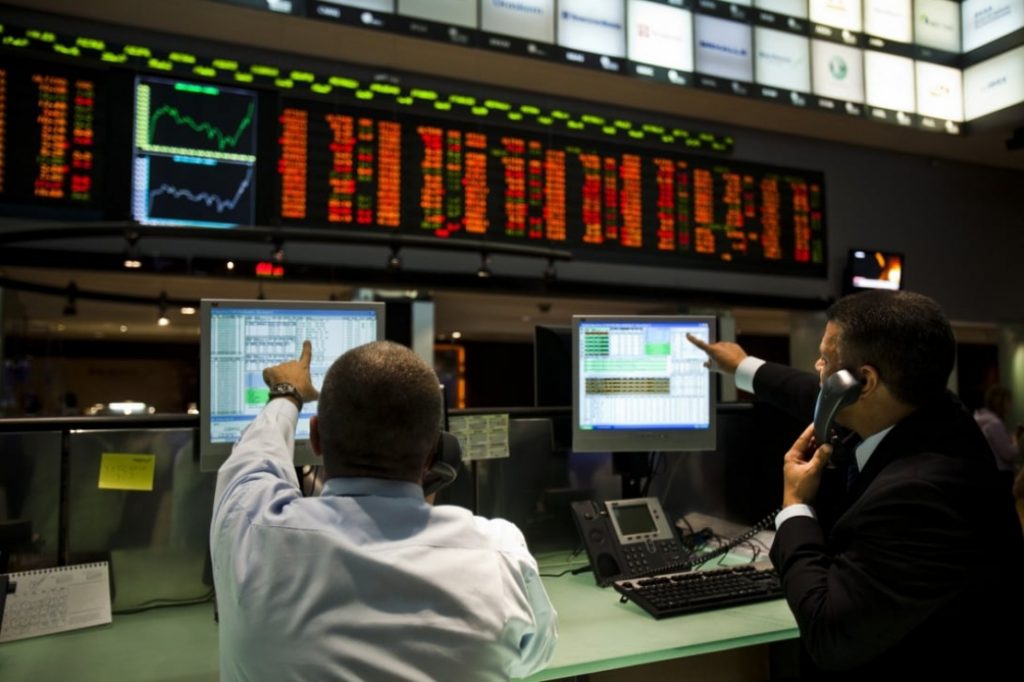Ibovespa fecha semana com queda de 4,6% e volta para 75 mil pontos após demissão de Moro; Dólar dispara até R$ 5,66