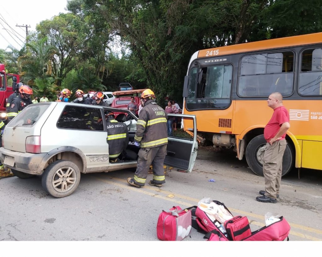 Motorista fica preso em ferragens depois de colidir com ônibus em São José