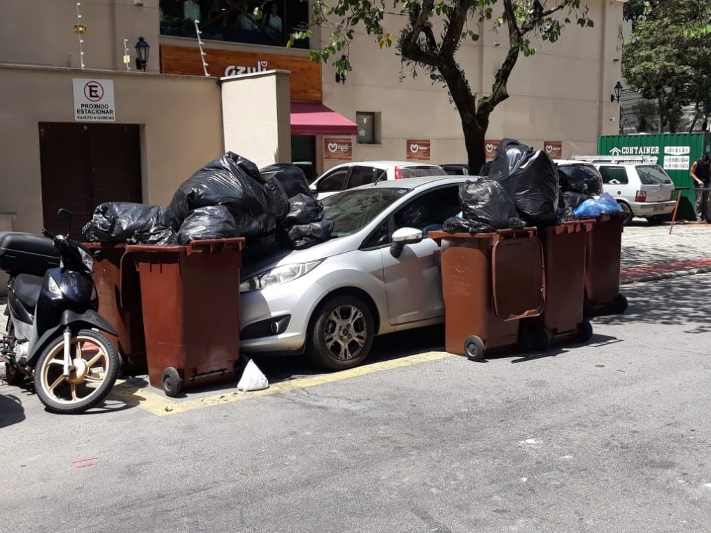 Carro estacionado em local proibido é ‘cercado’ por lixo no Aquarius em São José