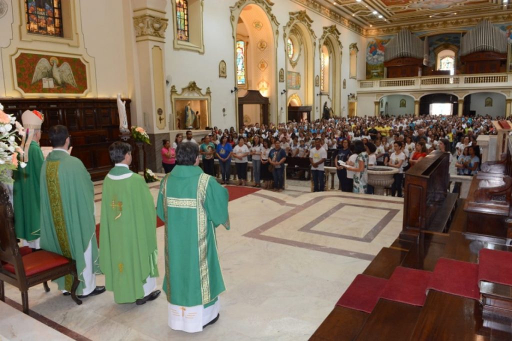 Diocese de Taubaté adota medidas contra coronavírus no ritual de missas
