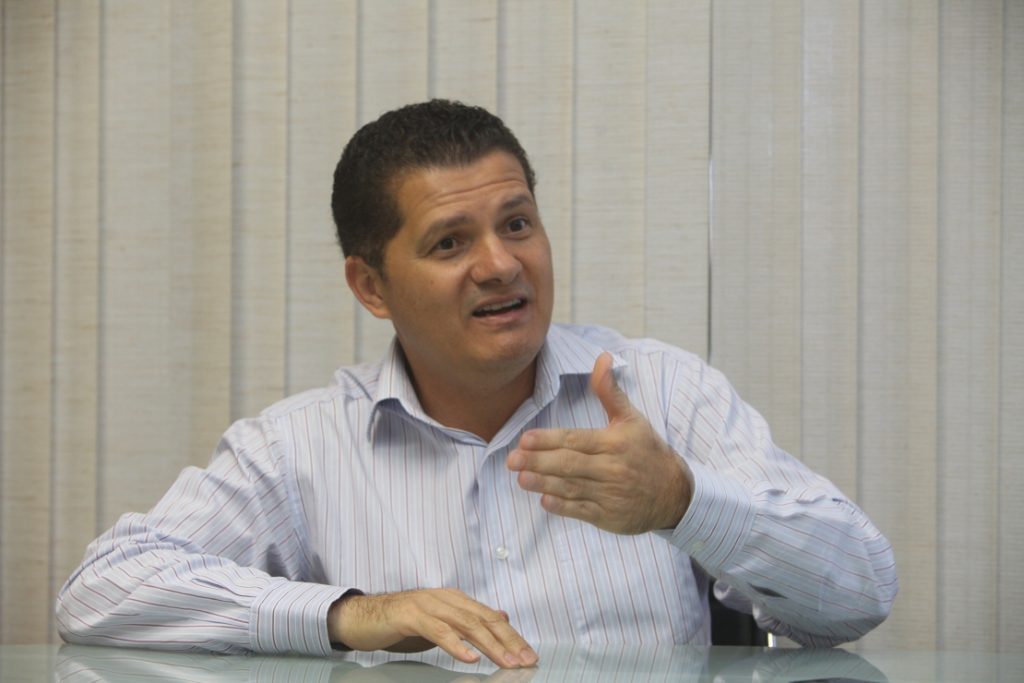 "Continuaremos salvando vidas, queira o presidente ou não", defende o prefeito de Jacareí