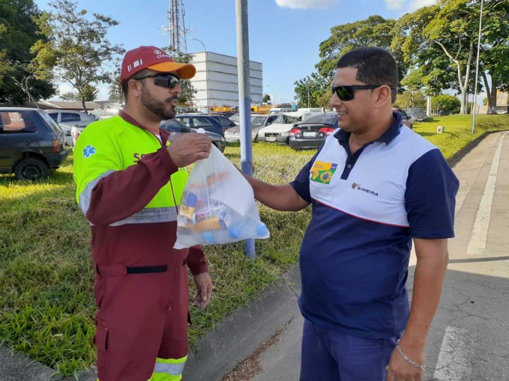 Dutra tem entrega de kits de alimentação para caminhoneiros