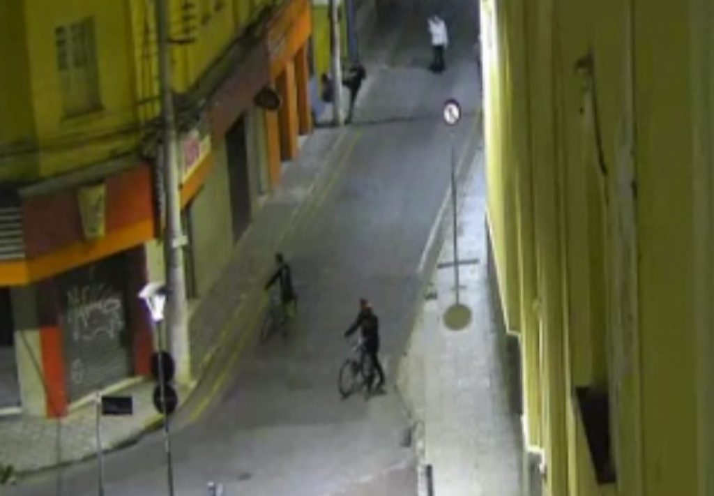 Três são flagrados vandalizando lixeiras no centro de Taubaté