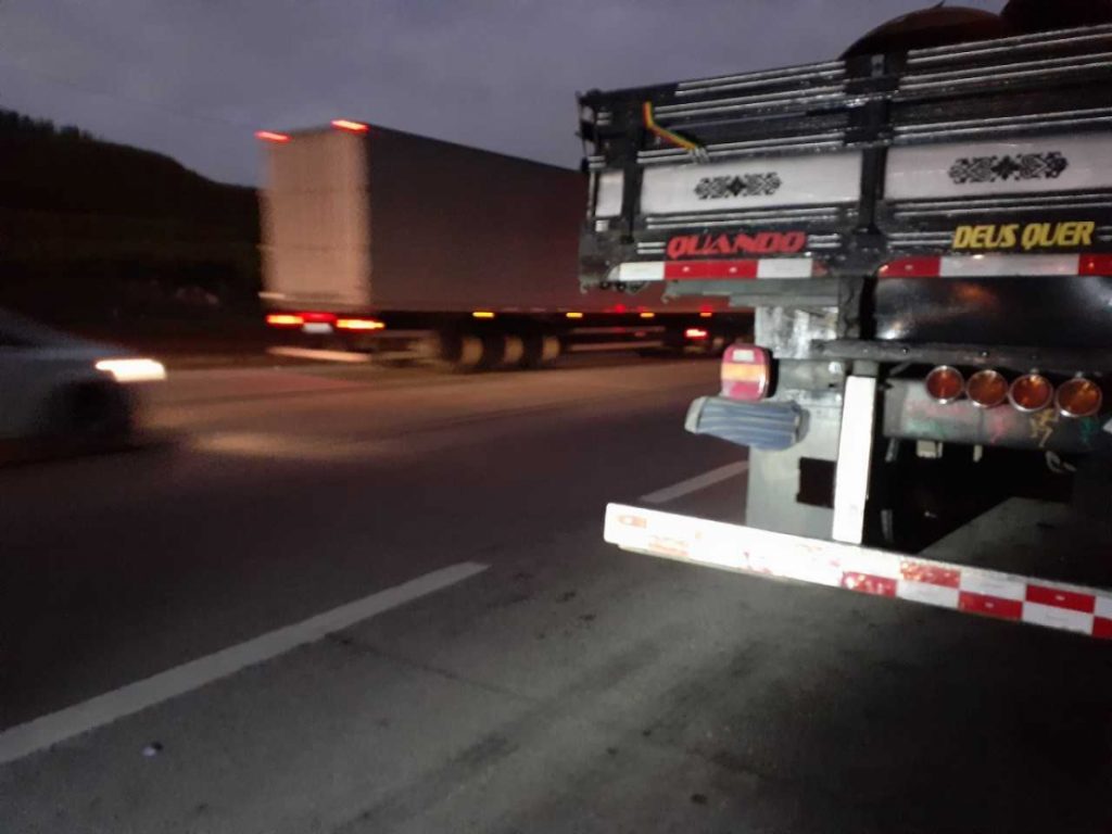 Motorista é flagrado cobrindo placa de caminhão com cueca para furar pedágio na Dutra em Jacareí