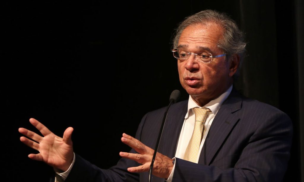 Paulo Guedes diz que pode isentar de imposto produtos médicos e hospitalares
