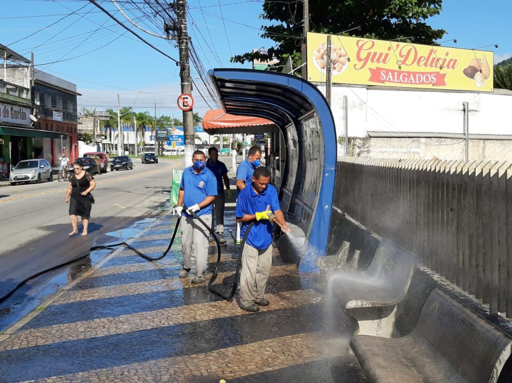 Caraguatatuba promove limpeza em abrigos de ônibus em prevenção ao Covid-19