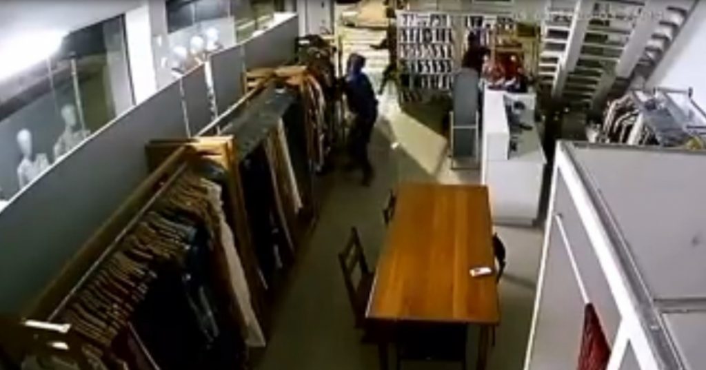 Quadrilha estoura vitrine e furta loja na Vila Ema em São José
