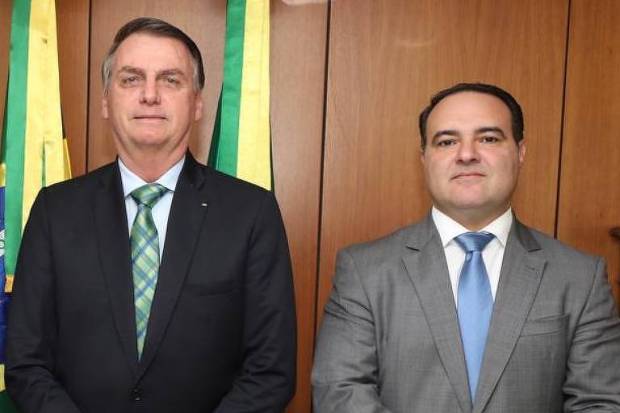 Bolsonaro cogita deslocar Jorge Oliveira para Justiça em caso de saída de Moro