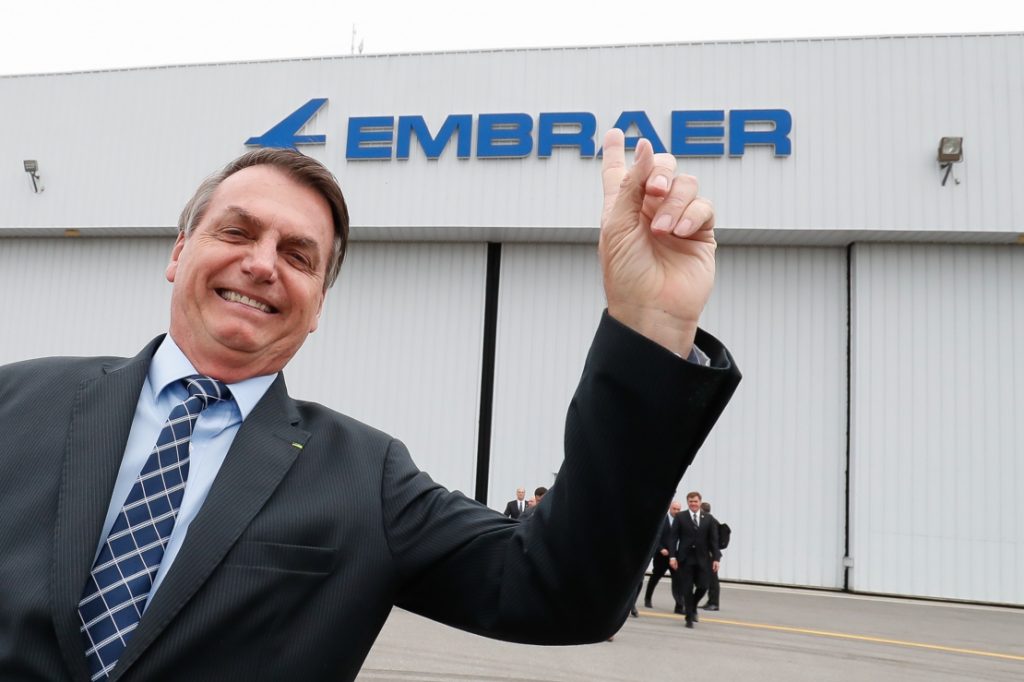 Embraer pode ser negociada com outra empresa, diz Bolsonaro