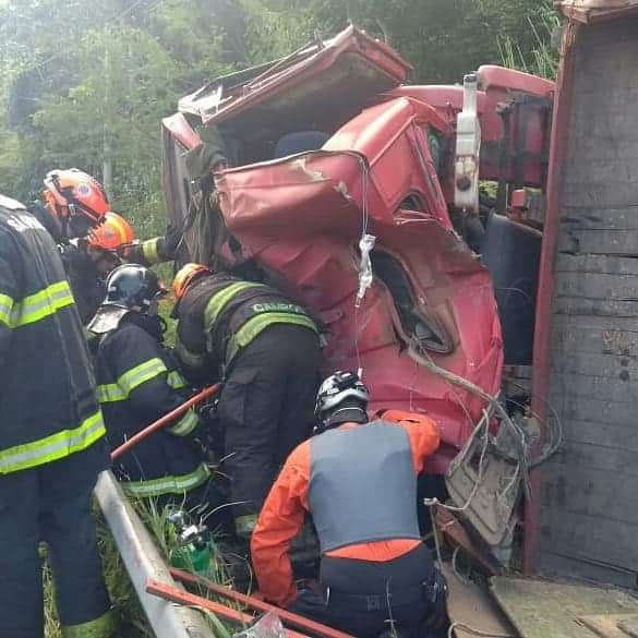 Caminhoneiro fica preso nas ferragens após tombar na Floriano Rodrigues Pinheiro