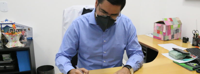 Prefeito de Caraguatatuba decreta redução de 50% de seu salário, suspende horas extras e contrato de estagiários