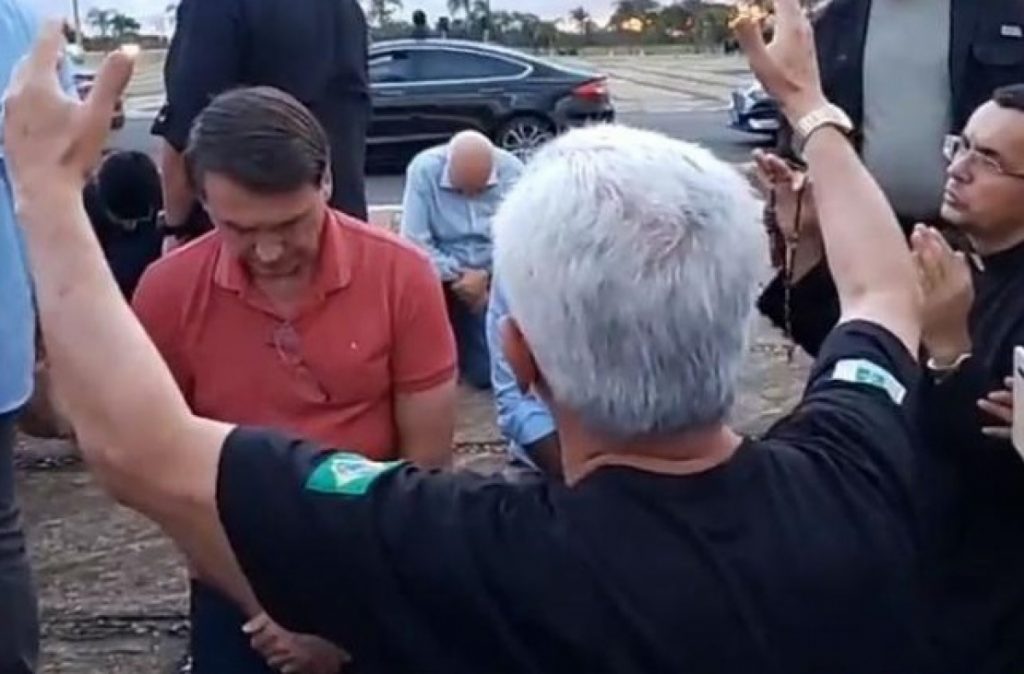 Bolsonaro ameaça integrantes do governo e diz que não tem medo 'de usar a caneta'