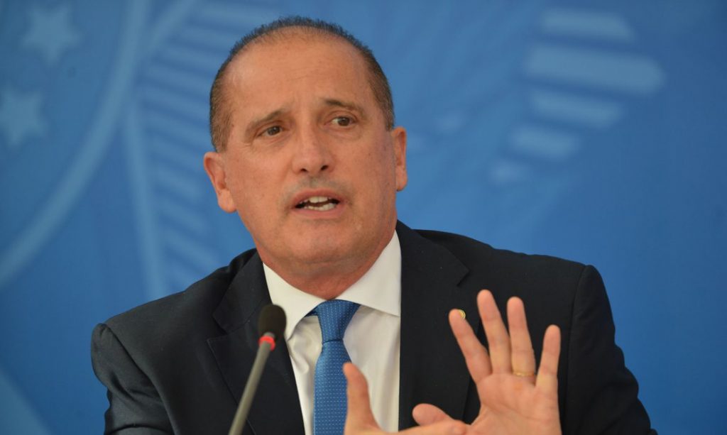 Cerca de 600 mil trabalhadores informais já se cadastram na manhã de hoje (7) para receber o auxílio emergencial anunciado na semana passada pelo governo federal. A previsão do governo é que entre 15 milhões e 20 milhões de trabalhadores informais façam o cadastro para receber o benefício. O site e o aplicativo para fazer o cadastramento já estão disponíveis. As pessoas que não estavam no Cadastro Único até 20/03, mas que têm direito ao auxílio, poderão se cadastrar também pelo aplicativo CAIXA|Auxílio Emergencial. A Caixa disponibiulizou ainda a central 111 para tirar dúvidas sobre como fazer o cadastramento. Após essa etapa, a expectativa do ministro da Cidadania, Onyx Lorenzoni, é que em quatro ou cinco dias úteis o benefício possa ser liberado. O aplicativo pode ser baixado gratuitamente. De acordo com o ministro, houve um acordo com empresas de telefonia para que mesmo as pessoas sem crédito no celular possam baixar o aplicativo. Auxílio emergencial Na última quinta-feira (2), foi publicada a lei que prevê o pagamento de uma renda básica emergencial no valor R$ 600 a trabalhadores informais, autônomos e sem renda fixa, durante a crise provocada pela pandemia do novo coronavírus. O texto foi sancionado pelo presidente Jair Bolsonaro com três vetos, mas nenhum altera o valor ou os critérios para participação no programa. O pagamento do benefício será feito ao longo de três meses (três parcelas), com operacionalização final pelas redes dos bancos públicos federais: Caixa Econômica Federal, Banco do Brasil (BB), Banco da Amazônia (Basa) e Banco do Nordeste (BNB), além de casas lotéricas, após o cruzamento de dados para definir quem tem direito ao benefício. O recebimento do auxílio emergencial está limitado a dois membros da mesma família. Aplicativo disponível Já está disponível, desde as 9h de hoje, o aplicativo da Caixa Econômica que pode ser baixado por trabalhadores informais não inscritos em programas sociais. O governo estima que de 15 milhões a 20 milhões de trabalhadores se cadastrem para receber a renda básica emergencial. O auxílio de R$ 600 pode chegar a R$ 1,2 mil para mães solteiras. A Caixa também lançará uma página na internet e uma central de atendimento telefônico para a retirada de dúvidas e a realização do cadastro. Boletim mais recente De acordo com o último boletim sobre a situação da pandemia no país, divulgado nessa segunda-feira (6) pelo governo, o Brasil chegou a 553 mortes, com um aumento de 13% em relação ao dia anterior (486). O número de casos da infecção subiu para 12.056, com um crescimento de 8% em relação a domingo, quando o balanço do Ministério da Saúde marcou 11.130. A taxa de letalidade do país ficou em 4,4%.