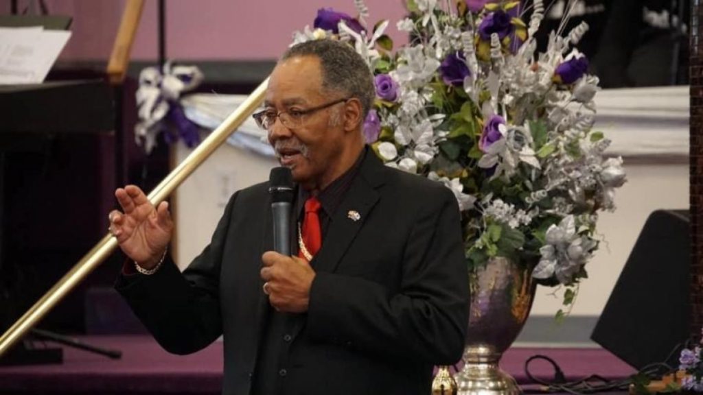Pastor que defendia lotação de igreja na quarentena morre de coronavírus nos EUA