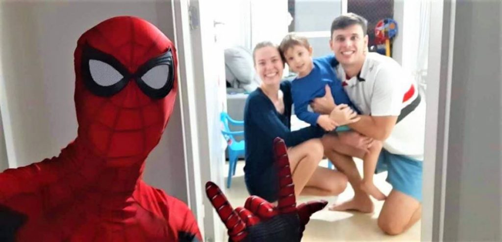 Jovem se transforma em 'homem-aranha' para alegrar quarentena de crianças em prédio de São José