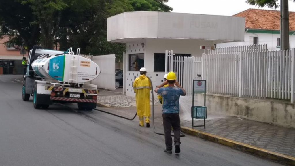 Caçapava faz higienização de calçadas e prédios públicos nesta terça