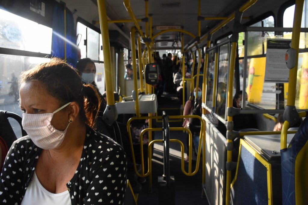 Uso de máscaras será obrigatório no transporte público, táxis e aplicativos de viagem a partir de 4 de maio no estado