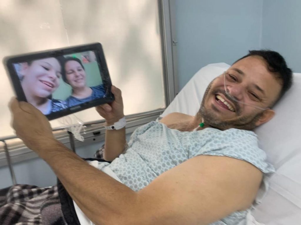 Em São José, pacientes internados com coronavírus recebem tablet para conversar com a família