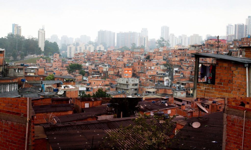 Justiça determina que Sabesp forneça água para todas as favelas de SP