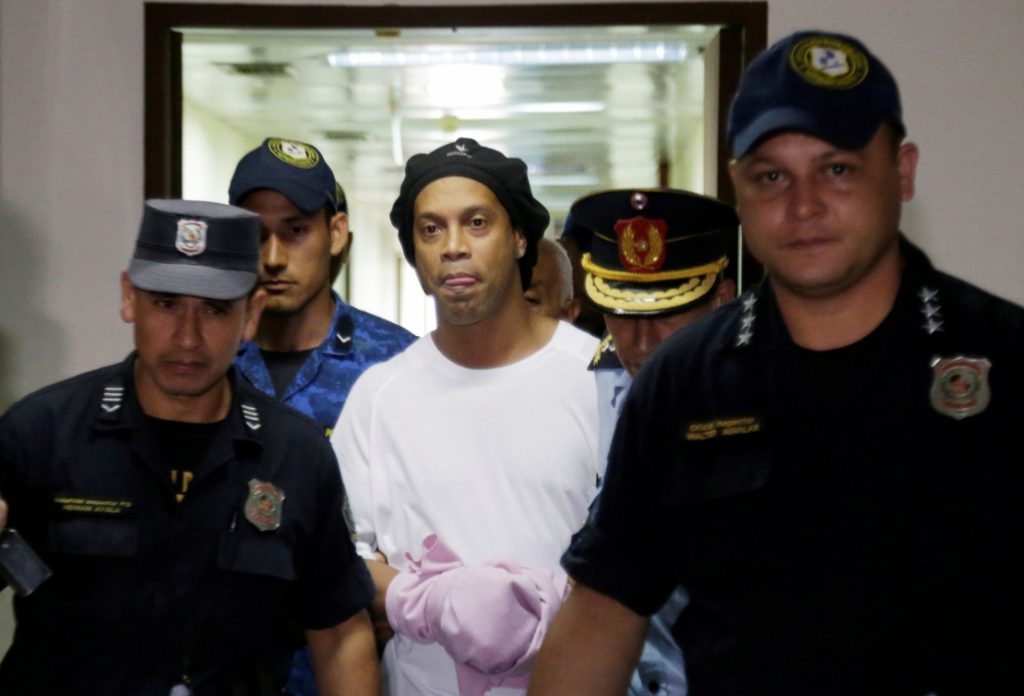 Ronaldinho fala pela primeira vez após prisão: 'golpe muito duro'