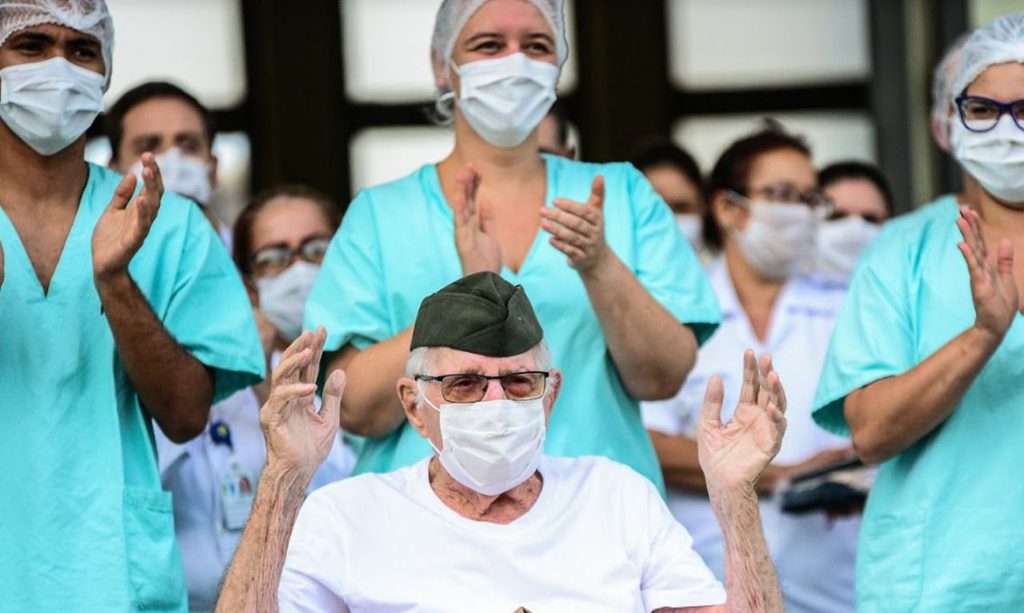 Veterano de guerra de 99 anos recebe alta após contrair coronavírus