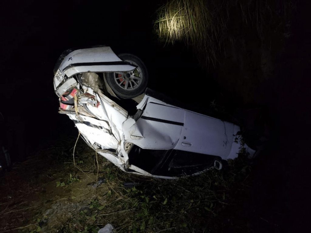 Adolescente de 16 anos morre após carro cair em ribanceira em Ilhabela