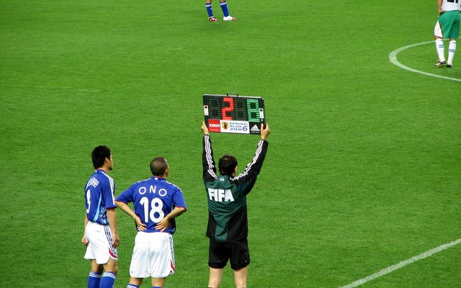 Fifa autoriza cinco substituições por jogo até fim do ano