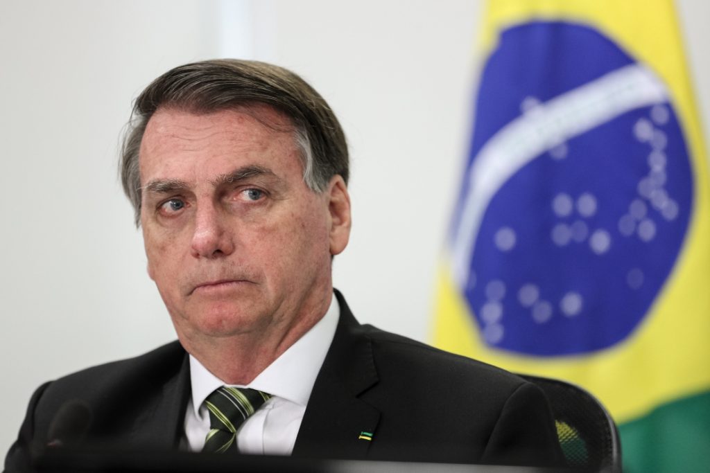 Contrariando recomendações da OMS, Bolsonaro diz que fará churrasco para 30 convidados no sábado