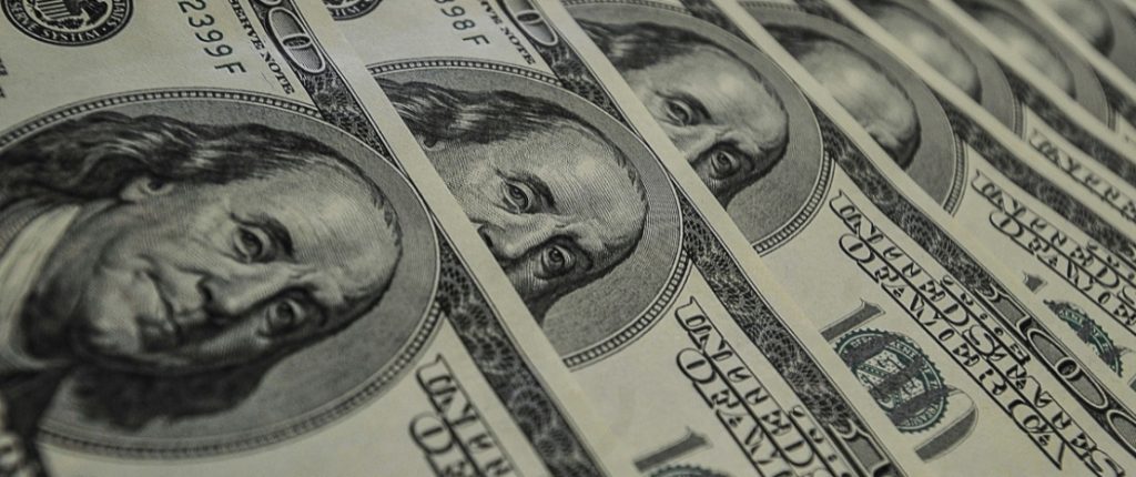 Dólar inicia sessão em queda e é negociado a R$ 5,71