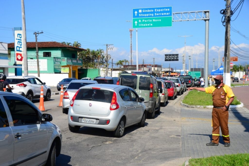 Caraguatatuba aborda 500 veículos no primeiro dia de barreira sanitária