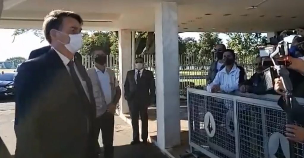 Sob risco de multa, Bolsonaro respeita determinação do governo do DF e usa máscara ao sair do Alvorada