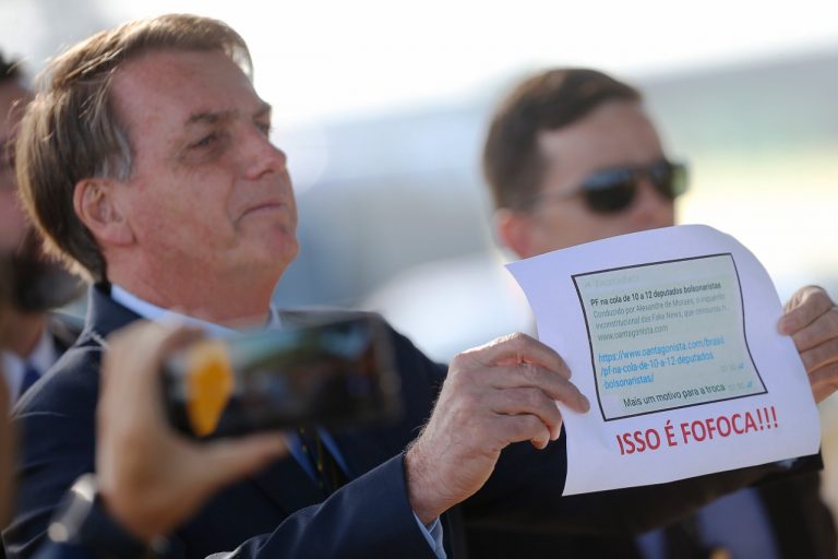 Bolsonaro mostra print com fundo verde ao dizer que acusação de Moro 'é fofoca'