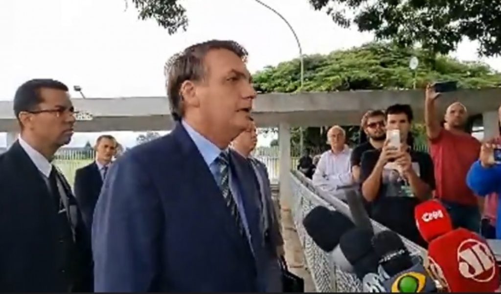 'A senhora é jornalista?', pergunta Bolsonaro a apoiadora que o questionou sobre provas da alegada fraude na eleição