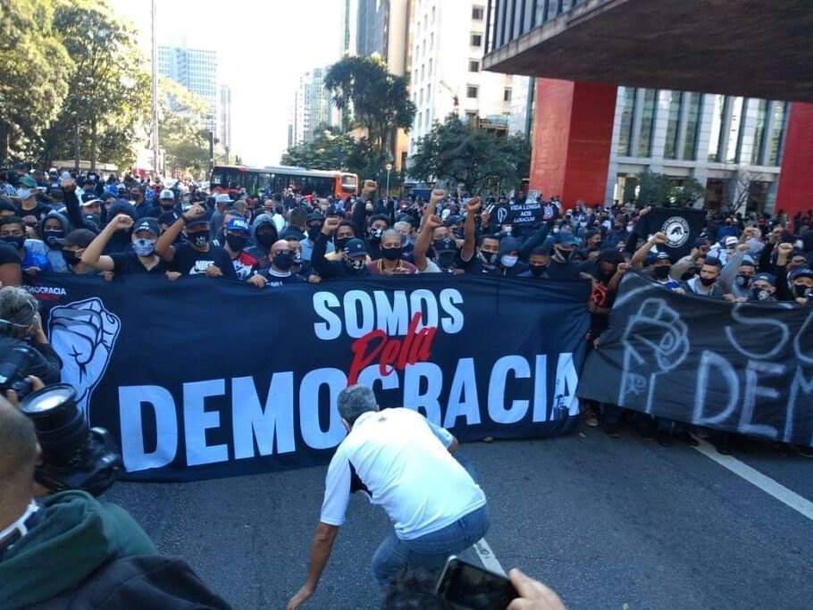 Torcidas organizadas protestam em favor da democracia