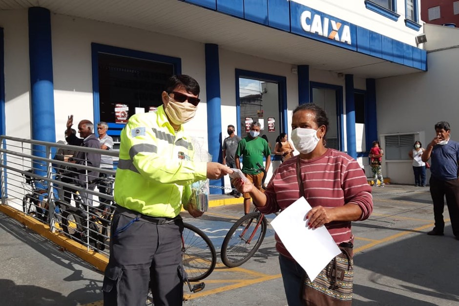 Prefeitura de São José dos Campos entrega máscaras em filas de banco e lotéricas