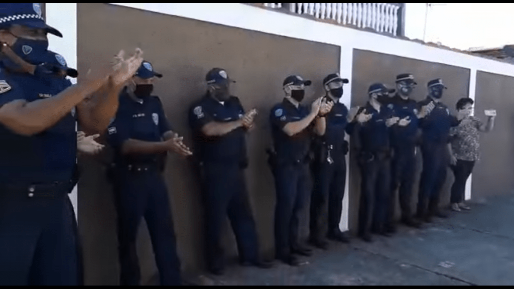 VÍDEO: Guarda municipal é recebida aos aplausos após se curar do coronavírus em São José