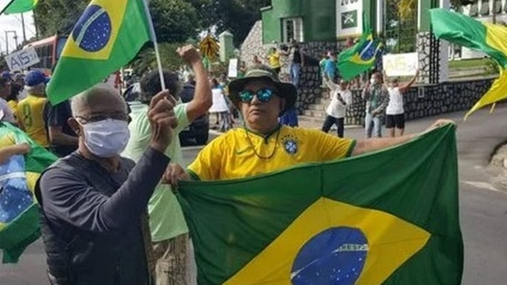 Professor que foi sem máscara em ato pró-Bolsonaro morre de coronavírus