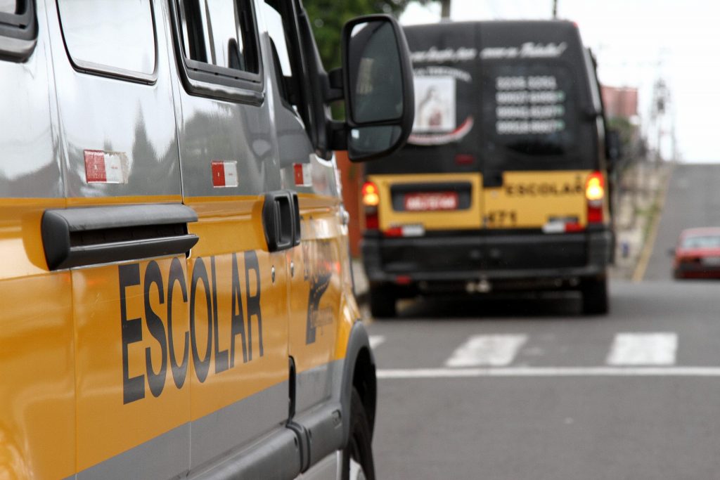 Por auxílio, motoristas de vans escolares protestam em São José dos Campos