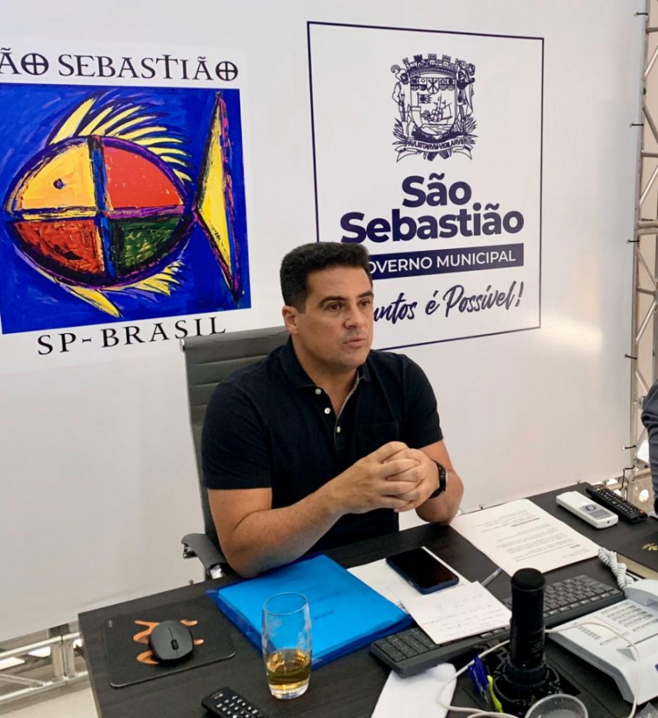O Prefeito de São Sebastião, Felipe Augusto (PSDB), já visualiza uma flexibilização gradual do comércio na cidade do Litoral Norte a partir do próximo dia 11 de maio, quando termina a atual quarentena no estado de São Paulo, por conta da pandemia do novo coronavírus. No final de semana, a cidade chegou a registrar 69% de taxa de isolamento, praticamente o valor necessário de acordo com o Centro de Contingência do coronavírus do governo do estado. A cidade vem liderando as taxas de isolamento nas últimas semanas. Nesta última segunda-feira, o prefeito participou de uma videoconferência com o governador João Doria (PSDB) para discutir ações sobre o enfrentamento à covid-19. Felipe Augusto explicou que São Sebastião já iniciou as conversas com os diversos segmentos da economia e irá encaminhar para avaliação do Centro de Contingência. “Nas últimas semanas nossa cidade registrou a melhor taxa de isolamento social de todo Estado, e isso refletiu no achatamento da curva de contágio, assim como os diversos investimentos na saúde serão importantes fatores influenciadores a serem considerados pelo governo do estado”, disse o prefeito. O governador já vinha avisando que as cidades que tivessem maior colaboração poderiam ser as primeiras a iniciarem uma abertura gradual. “As cidades que atingirem índices de isolamento satisfatórios e mantiverem estabilidade nessas taxas serão as primeiras a serem avaliadas no programa de flexibilização. Este será o ponto de partida”, afirmou Doria. A reunião contou coma presença de outros prefeitos de municípios com menos de 200 mil habitantes, representantes de associações, Consórcios Municipais e Cidades-Sedes da região de Governo. Também participaram da reunião o secretário de Desenvolvimento Regional, Marco Vinholi, a secretária de Desenvolvimento Econômico, Patrícia Ellen da Silva, e o secretário de Saúde, José Henrique Germann.