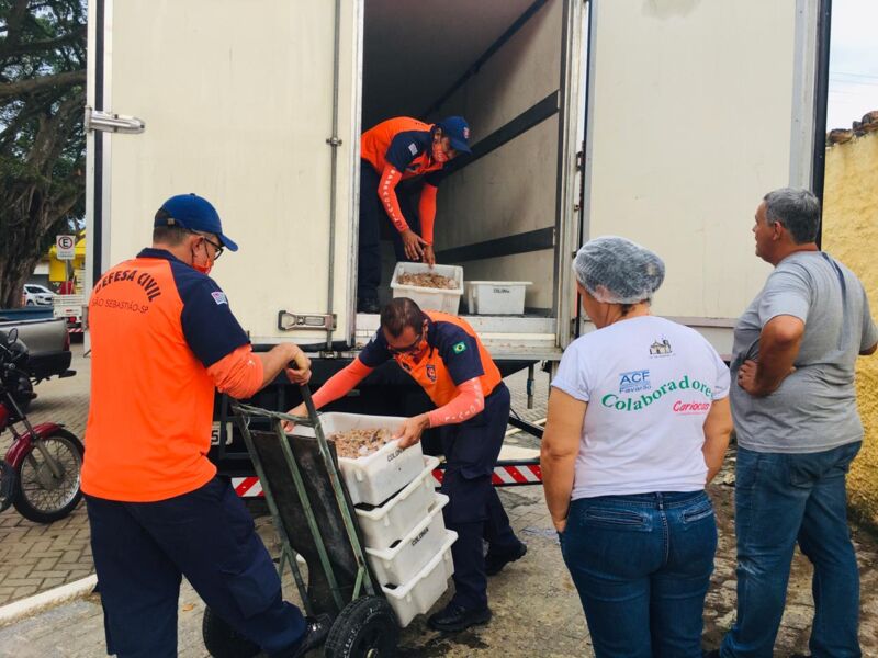 Fundo Social de São Sebastião doa camarão apreendido em operação da Polícia Militar Ambiental