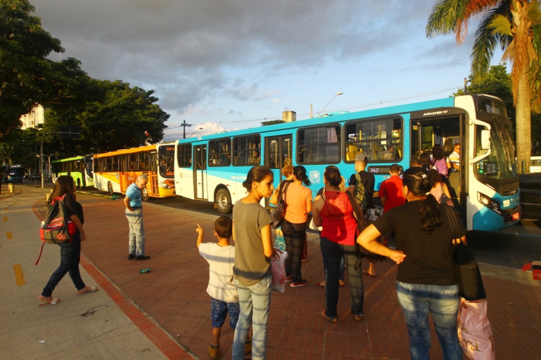 Funcionários do transporte público de São José, Jacareí e Taubaté realizam protesto e atrasam saída das garagens
