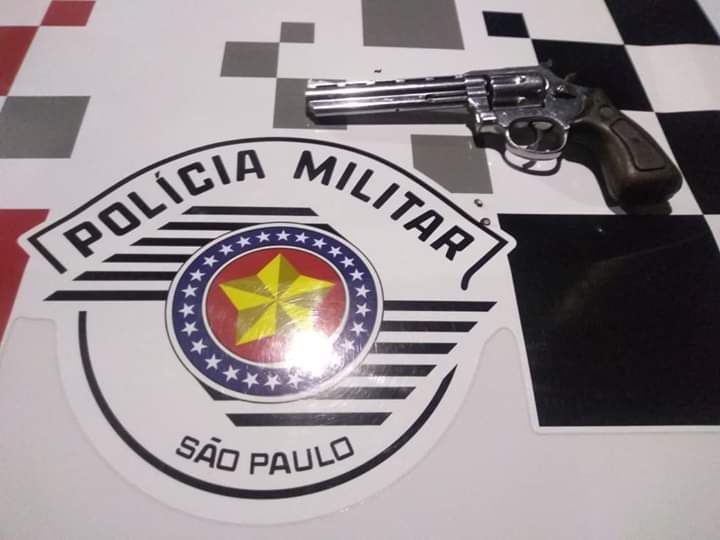 PM prende homens comercializando armas irregulares em Jacareí