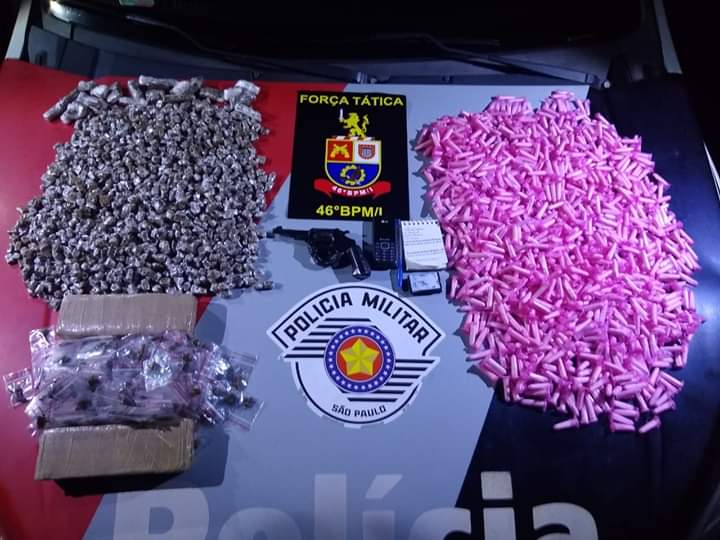Homens são presos com arma e mais de 2,5 mil porções de droga em São José