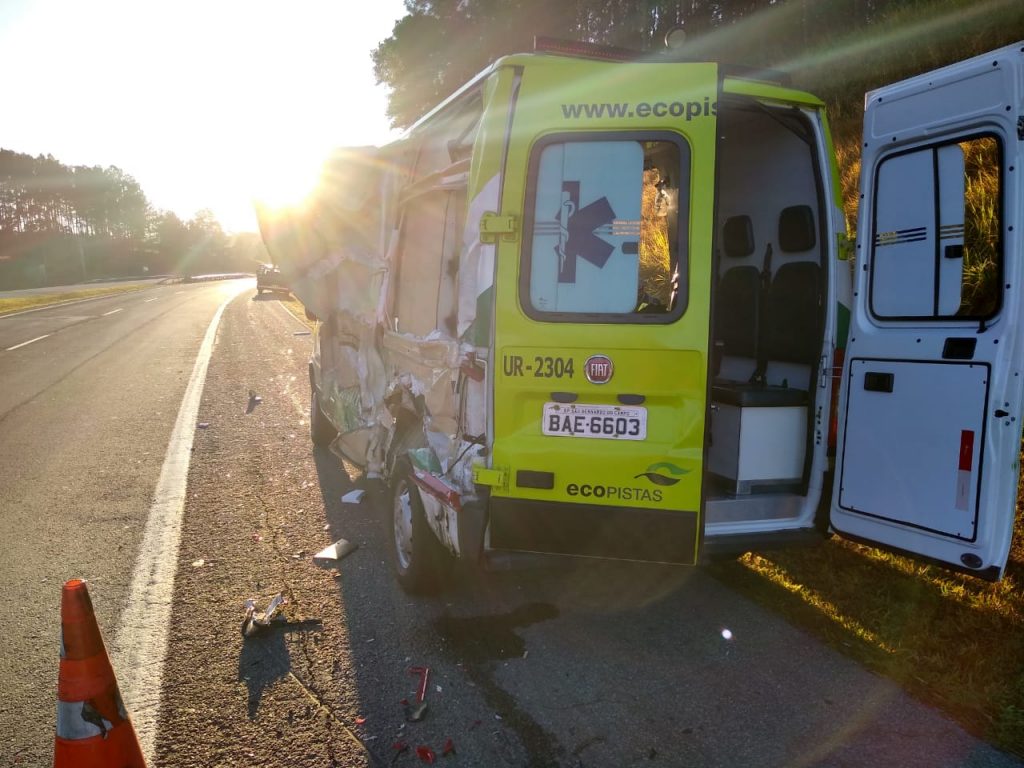 Caminhão carregado com produto químico tomba na Carvalho Pinto em São José