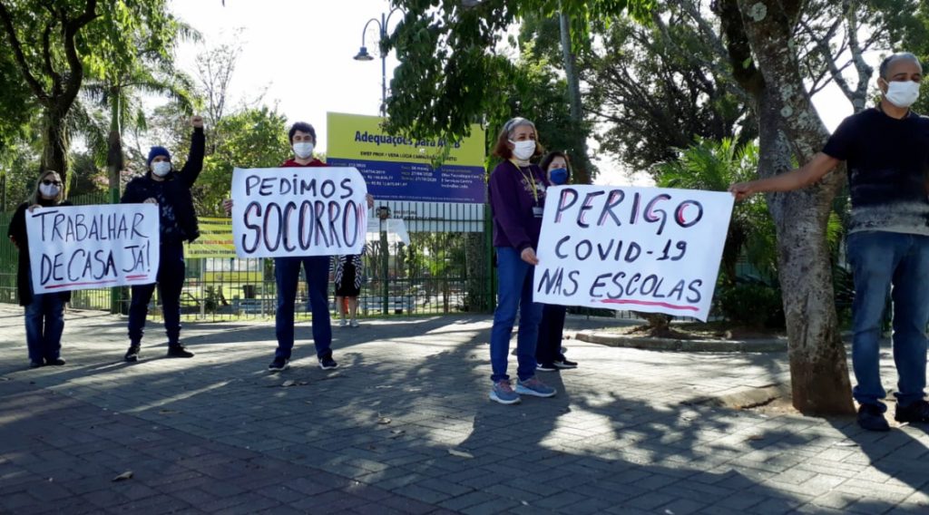 Após casos de Covid-19, professores se recusam a entrar em escola e fazem manifestações em São José