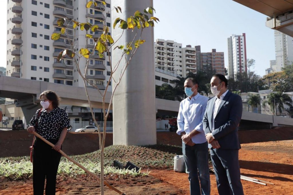 Felicio Ramuth e Eduardo Cury plantam árvores no entrono da Ponte Estaiada Juana Blanco