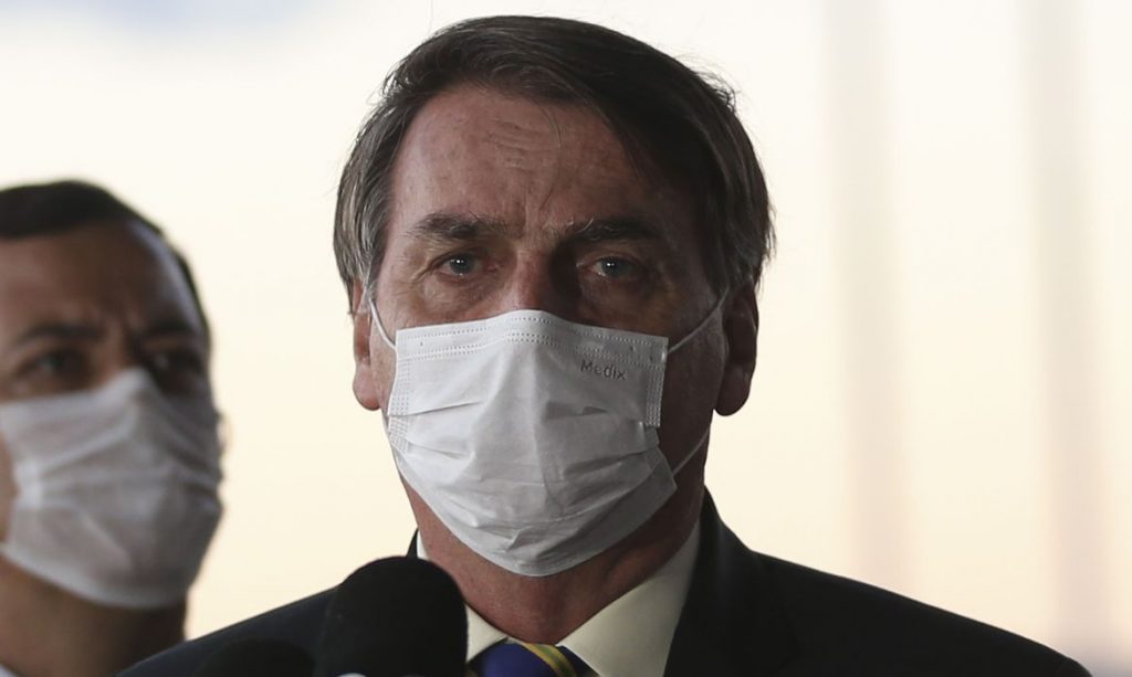 Bolsonaro apresenta sintomas e faz teste para coronavírus; resultado deve sair hoje