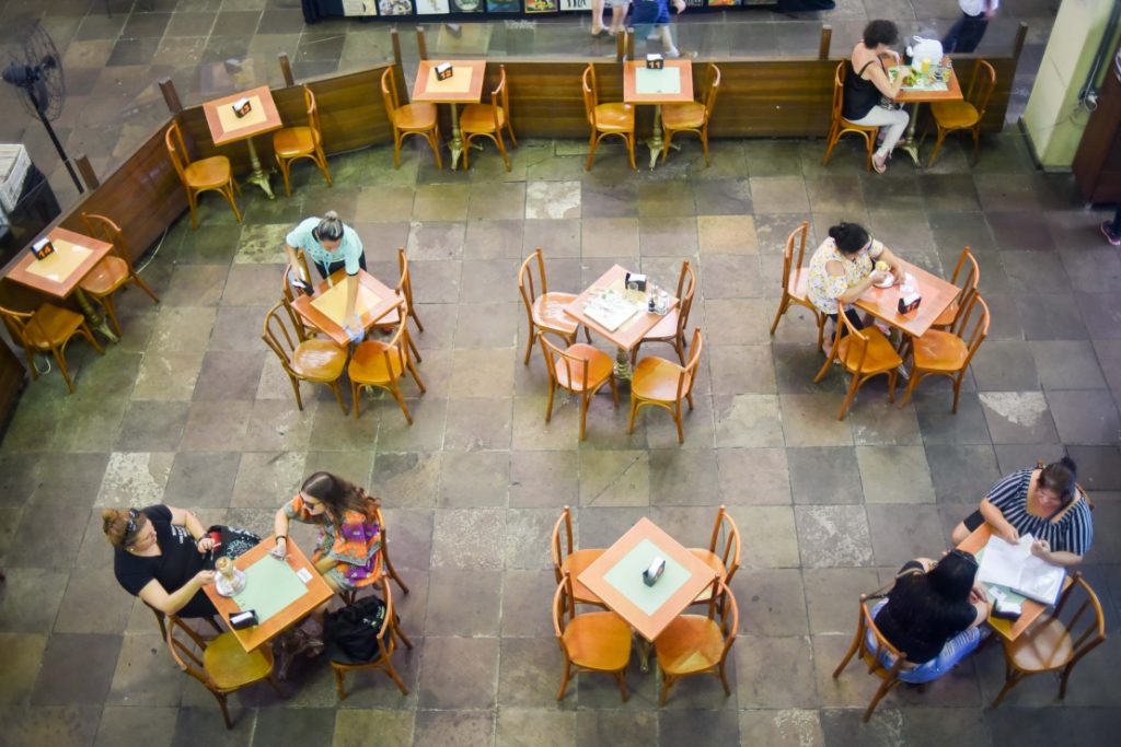 Com restrições, bares e restaurantes reabrem nesta segunda-feira em São Paulo